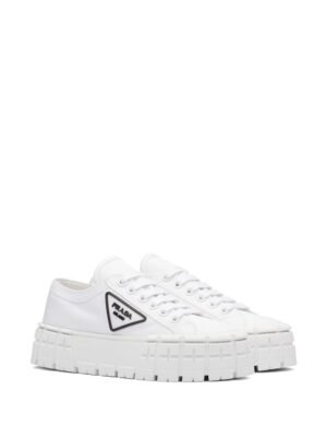 Sneakers met driehoekig logo-teken