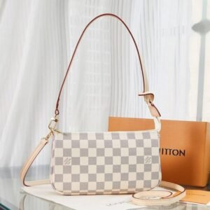 Alternative view of Damier Pochette Wit 23,5 cm