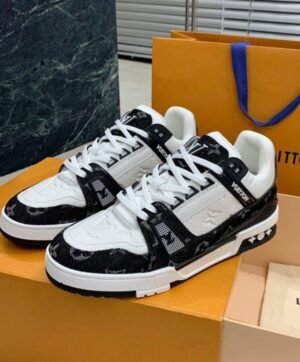 Alternative view of LV Trainer Zwart